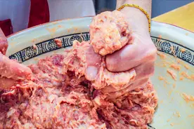 肉包子馅如何调才能更香，馅料成团入味有技巧，口感紧实暄软回弹