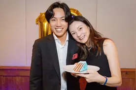 张艺谋妻子陈婷晒合照庆儿子十八岁生日，皮肤细腻，满脸幸福视频封面
