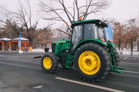 速看！无人驾驶拖拉机惊艳亮相长春净月视频封面