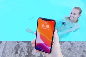 iPhone11 Pro Max防水性如何？扔到泳池测试一下视频封面