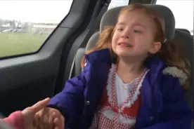 小女娃坐车时突然尿急，哭的跟个泪人似的，跟妈妈说我要尿裤子了视频封面