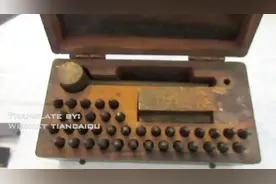 100多年的一战士兵身份牌敲印机（狗牌dog tags）是什么样子的视频封面