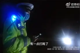 河北威县：货车司机困了打盹 警车鸣笛喊话提醒 险些酿成交通事故视频封面