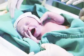 医院实录宝宝出生全过程，妈妈的牺牲与付出令人肃然起敬！