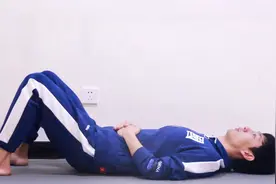 每天手压肚子呼吸5分钟，瘦肚子，缓解便秘，肚子一天比一天小视频封面