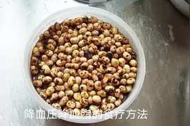 高血压高血脂怎么办？用这个常见食材的食疗方法，试一试效果吧视频封面