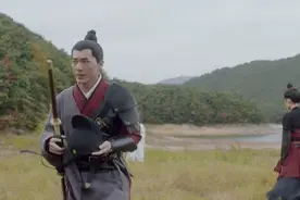 男子和美女在草地上坐着，不料被一女子打扰，找借口骗走了男子视频封面