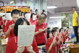 最后七天！衡水一班主任陪高三学生上早读 站上讲桌为他们加油视频封面