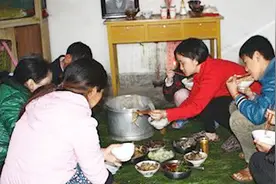 山东农村落后风俗！女人吃饭“不上桌”只能蹲坑里，原因让人难过视频封面
