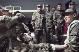热血尖兵：排长给新兵洗脚按摩，围观战友看呆！直言这是十大酷刑