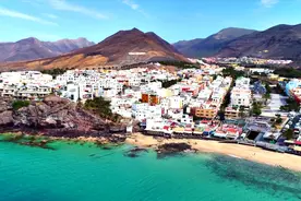 美丽的富埃特文图拉（加那利群岛）航拍视频封面