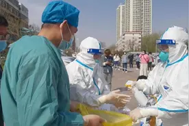 感染和常在窗户前玩手机有关？云南一新冠感染者通报引关注视频封面