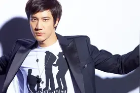 王力宏与双胞胎弟弟李治廷同框，这是一个人吧？长得太像了