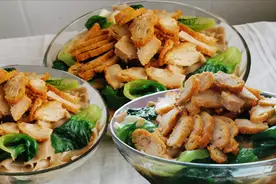老两口在家这样做手擀红薯面，加上炸鸡排美味又可口，快来看看吧视频封面