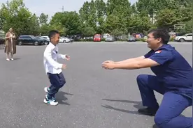 南京坠井男孩母子登门致谢，把消防站玩了个遍，开心！视频封面