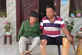 感动故事：夫妻俩只有一只手两条腿，相濡以沫创造幸福生活视频封面