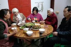 姐妹回家老妈做了一道拿手菜，配上自家的老坛酸菜，味道绝了