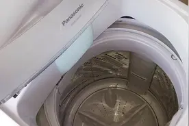 洗衣机有个小机关，打开后脏水哗哗流，排水又干净！