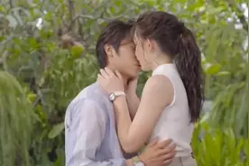 高甜吻戏：小情侣浪漫接吻，欲罢不能。