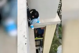湖南长沙16岁女孩翻29楼顶围墙欲轻生，辅警探出大半身体悬空营救视频封面