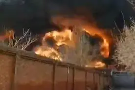 河北正定一化工厂厂房爆炸，黑烟滚滚直冲天，百米外清晰可见视频封面