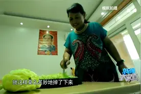 大妈在家剁饺子馅，下秒把阳台剁塌了，是共振还是豆腐渣工程？视频封面
