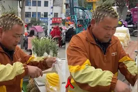 男子为卖菠萝将头剃成“菠萝头”，造型逼真吸睛十足：生活不易！视频封面