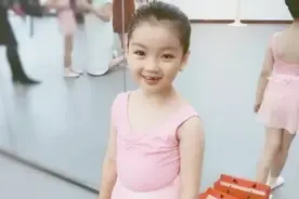 七岁的阿拉蕾长开了，浓眉大眼很漂亮，就是身材有点格格不入？视频封面