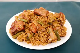 懒人版排骨焖饭，详细做法教给你，米饭入味，排骨软烂脱骨，真香