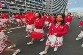 中国奥运代表团入场服亮相，手挥国旗高喊加油，白糖拌西红柿好看视频封面
