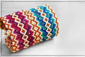 创意编绳手工教程——用绳编民族风宽手链教程视频封面