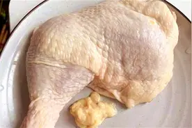 两个鸡腿做炒鸡，不用加一滴水，鸡肉不柴而且入味，超好吃！