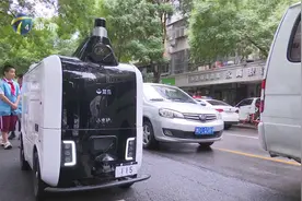 智能科技助力快递配送：无人智能快递车亮相天津街头视频封面