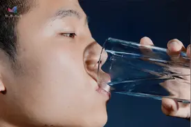 你每天都喝的水，是在哪里被吸收的？胃，肠，还是肾？