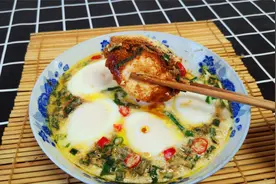 卧鸡蛋原来这么简单，不用打散上锅一蒸，2分钟就搞定，真好吃