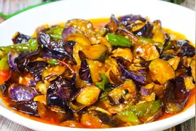 茄子和西红柿是绝配，简单一烧，酸甜开胃，软糯下饭！