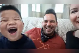 幸福的美国一家！收养中国男孩的第三年，外国父母说出心里话视频封面