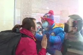 援鄂一线的护士妈妈回乡后与儿子隔窗亲吻：不能让他看到我流泪视频封面