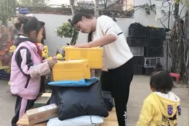 农村媳妇网购成瘾，一天收20几个快递，小伙直跺脚，看看都买的啥