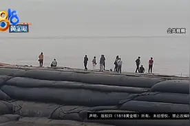【1818黄金眼】民警抓获在逃人员  钱塘江潮水“立功”视频封面