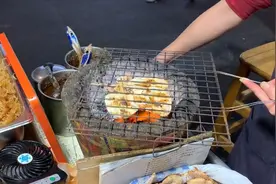 大姐街头卖新奇小吃：烤鱿鱼干，50台币1个，食客：新吃法！视频封面