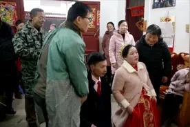 广东小伙结婚，新娘有身孕，进家就跪过不停，辛苦了视频封面