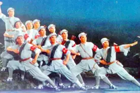 京剧名家谭元寿演唱《沙家浜》选段《要学那泰山顶上一青松》视频封面