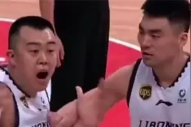 韩德君被肘真相出炉！8倍慢镜头还原现场真相，球迷：裁判黑哨视频封面