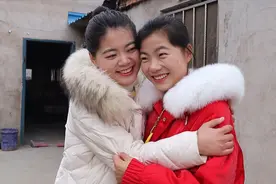 妹妹要出嫁了，小乔花700元送她件羽绒服，妹妹感动的抱紧姐姐视频封面