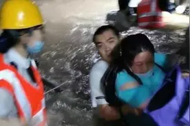 郑州地铁5号线车厢内被困人员已陆续疏散，现场积水曾达胸腔以上