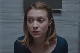 女人肚子窜稀上厕所，发现女上司在隔壁，怕尴尬憋到撞墙，喜剧片视频封面