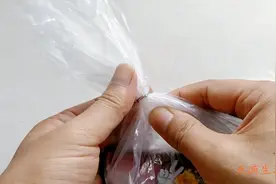 今天才知道，超市袋子上的封口钉，要这样打开才正确，真是涨知识