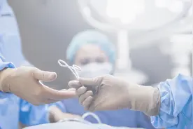 加薪 评优 转正……重庆出台20条举措关爱医务人员视频封面