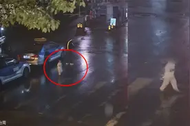 冷雨夜两岁幼儿赤脚出门找妈妈  得知原因民警怒了视频封面